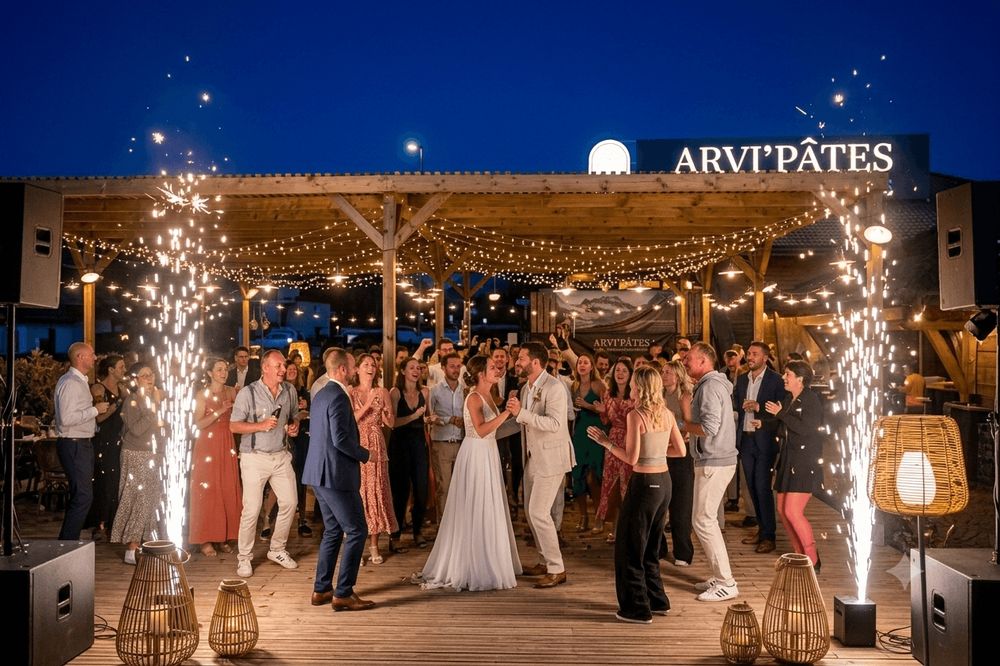 Première danse des mariés sur la terrasse illuminée d'Arvi'Pâtes